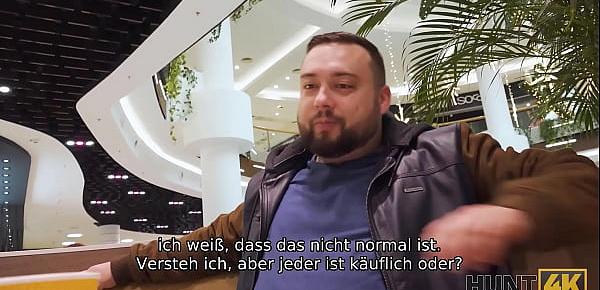 HUNT4K. Belle mit roten Haaren von Fremden in Toilette vor BF gefickt